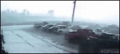 Торнадо перевернул машины на стоянке