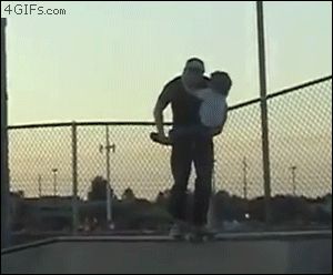 Папаша с ребенком на скейте