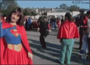 Женщина на конкурсе суперменов
