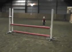Девочка, прыгающая как лошадь