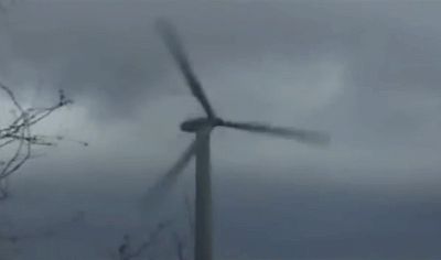 Ветряная мельница ломается во время бури