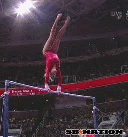 Красивое падение гимнастки