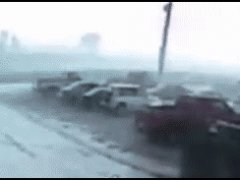 Торнадо перевернул машины на стоянке