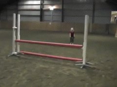 Девочка, прыгающая как лошадь