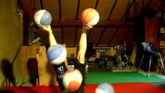 Девушка жонглирует 5 мячами, используя руки и ноги