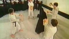 Монашки обучаются приёмам карате