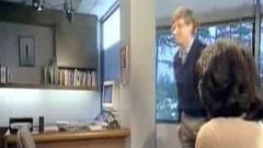 Билл Гейтс перепрыгивает через стул
