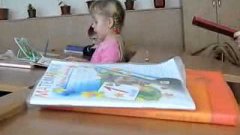 Ребенок бъёт головой об книгу