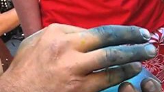 Уличный художник рисует пальцами
