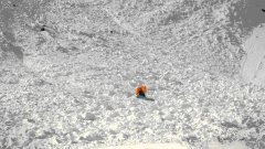 Сноубордист спасается от снежной лавины