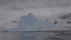 Красивое крушение айсберга в Антарктике