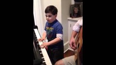 Мальчик - аутист играет на пианино