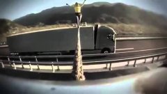 Трюк с переходом между двумя грузовиками