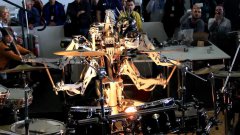 Четырёхрукий робот на барабанной установке