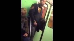 Цыган умело ворует телефон в венгерском метро