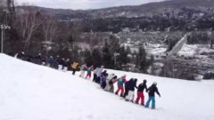 30 лыжников делают сальто одновременно