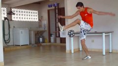 Невероятное жонглирование футбольным мячом
