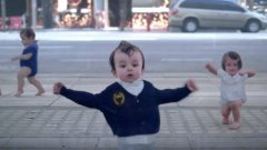 Танцующие дети в отражении (реклама Evian)