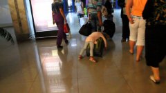 Уставшая девочка заснула на багаже в аэропорту