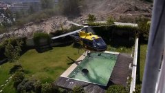 Вертолёт черпает воду из бассейна чтобы потушить пожар
