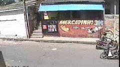 Бразильского грабителя выбрасывают из окна