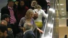 Блондинка на эскалаторе