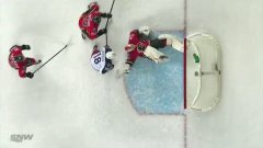 Хоккейный вратарь отбивает шайбу ногами