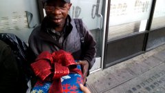 Рождественские подарки бездомным