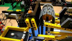 Огромная машина Руба Голдберга из Лего