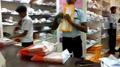 Индийский работник быстро упаковывает товары