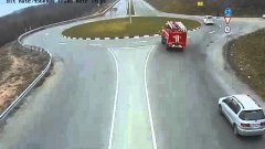 Пожарная машина переехала через кольцевую