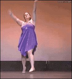 Толстая балерина падает на сцене