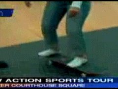 Ведущая на скейте