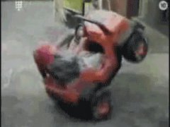 Ребенок кружится на машинке