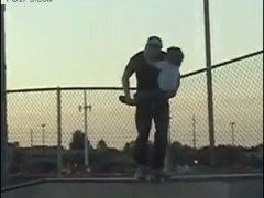 Папаша с ребенком на скейте