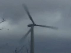 Ветряная мельница ломается во время бури