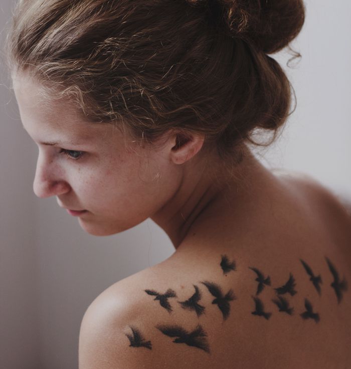 Девушка с птицей на плече