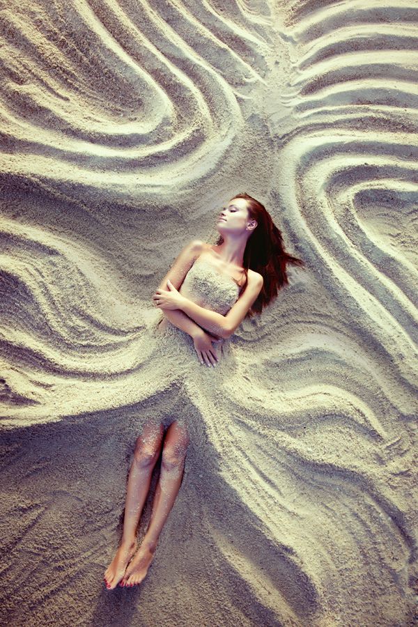 В песке