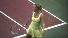 Теннисистки танцуют на корте