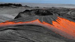 Реки раскалённой лавы из извергающегося вулкана