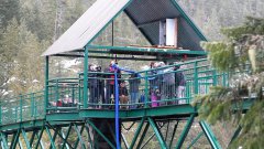 Девушка в инвалидной коляске прыгает с веревкой с моста