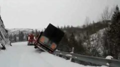 Водитель успевает выпрыгнуть из грузовика на последней секунде