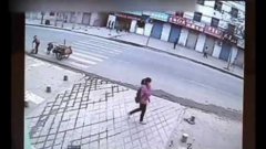 Китайская девушка проваливается сквозь тротуар