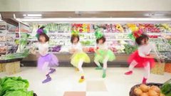 Японские девочки в супермаркете