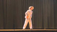 Мальчик танцует в стиле Майкла Джексона