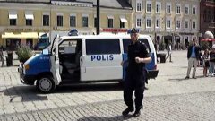 Танцующий шведский полицейский
