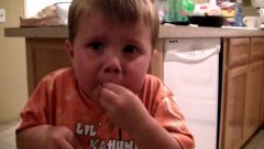 Трёхлетний ребенок ест атомную конфету