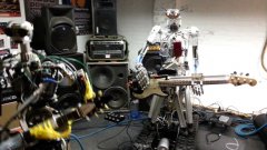 Группы из роботов исполняет рок-композицию