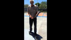 Пара трюков на скейте от пожилого мужчины