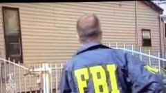 Агент ФБР перелезает через забор
